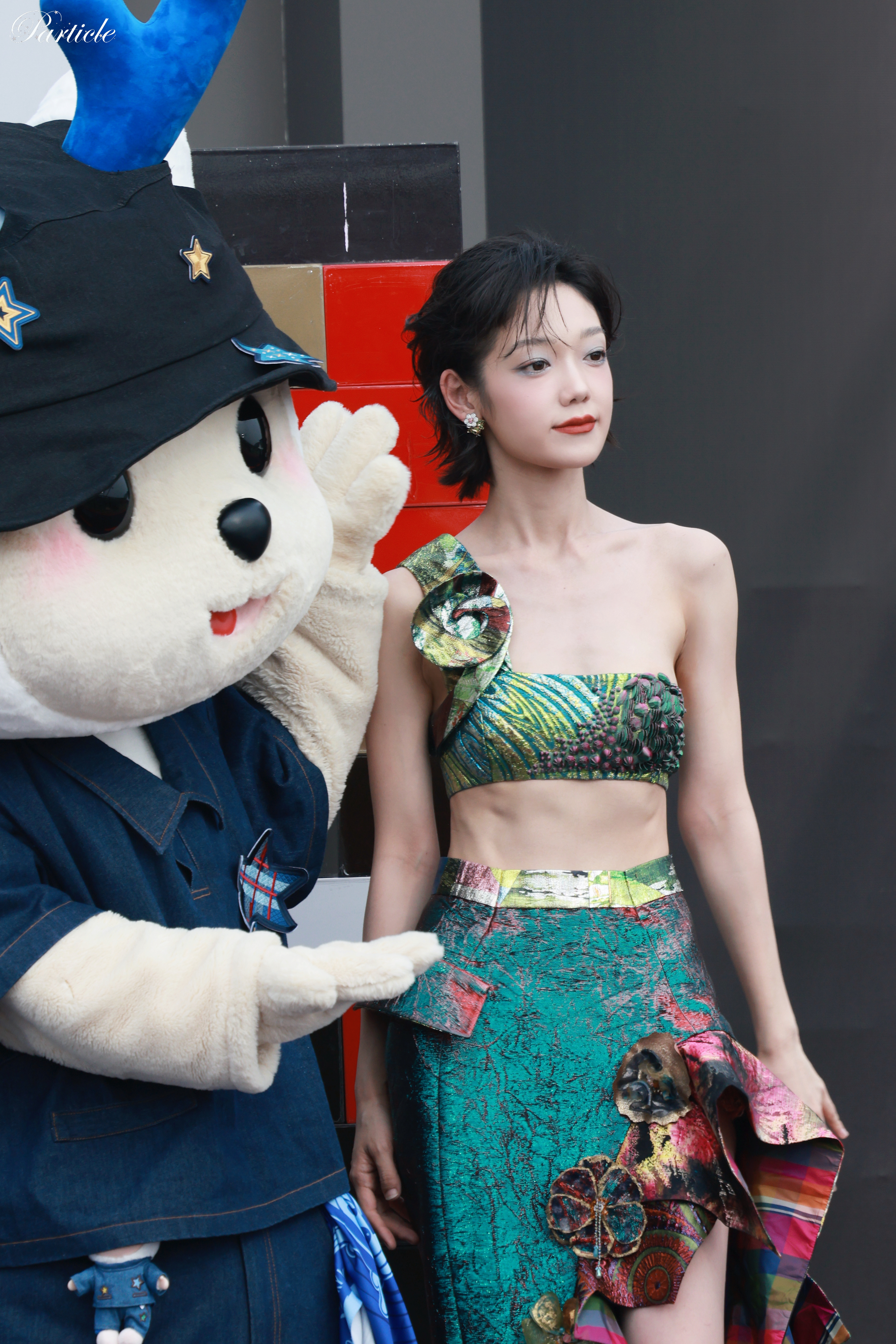 希林娜依高背肌线条芭莎超级玩家红毯杀疯了！希林娜依高这姐感直接拉满，紧实漂亮的背