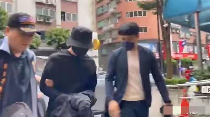 贾静雯家这出闹剧，最疼的从来不是明星脸面
 
谁能想到“顾家好男人”修杰楷会被铐