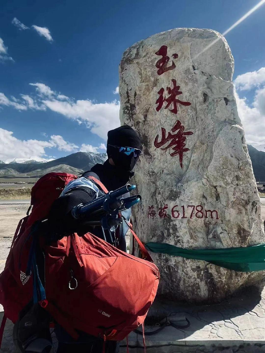 #姚琛玉珠峰登顶举五星红旗##姚琛雪山上裹成三角饭团#勇敢挑战玉珠峰的精神令人称