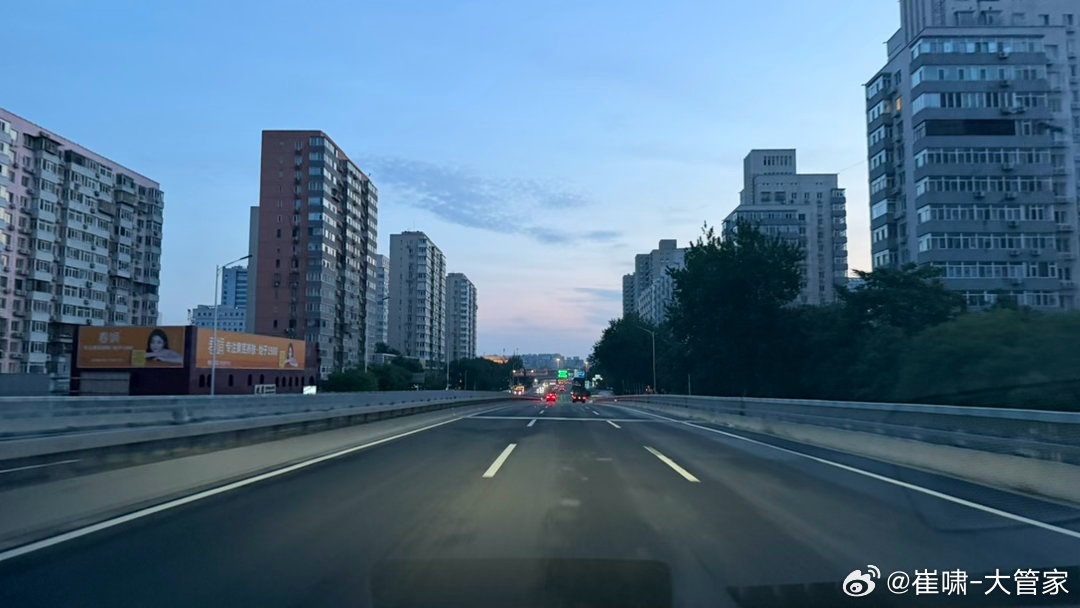 今天早上又追到了环路分批关路灯的时间。如果你出来得足够早，又足够巧，就能赶上“关