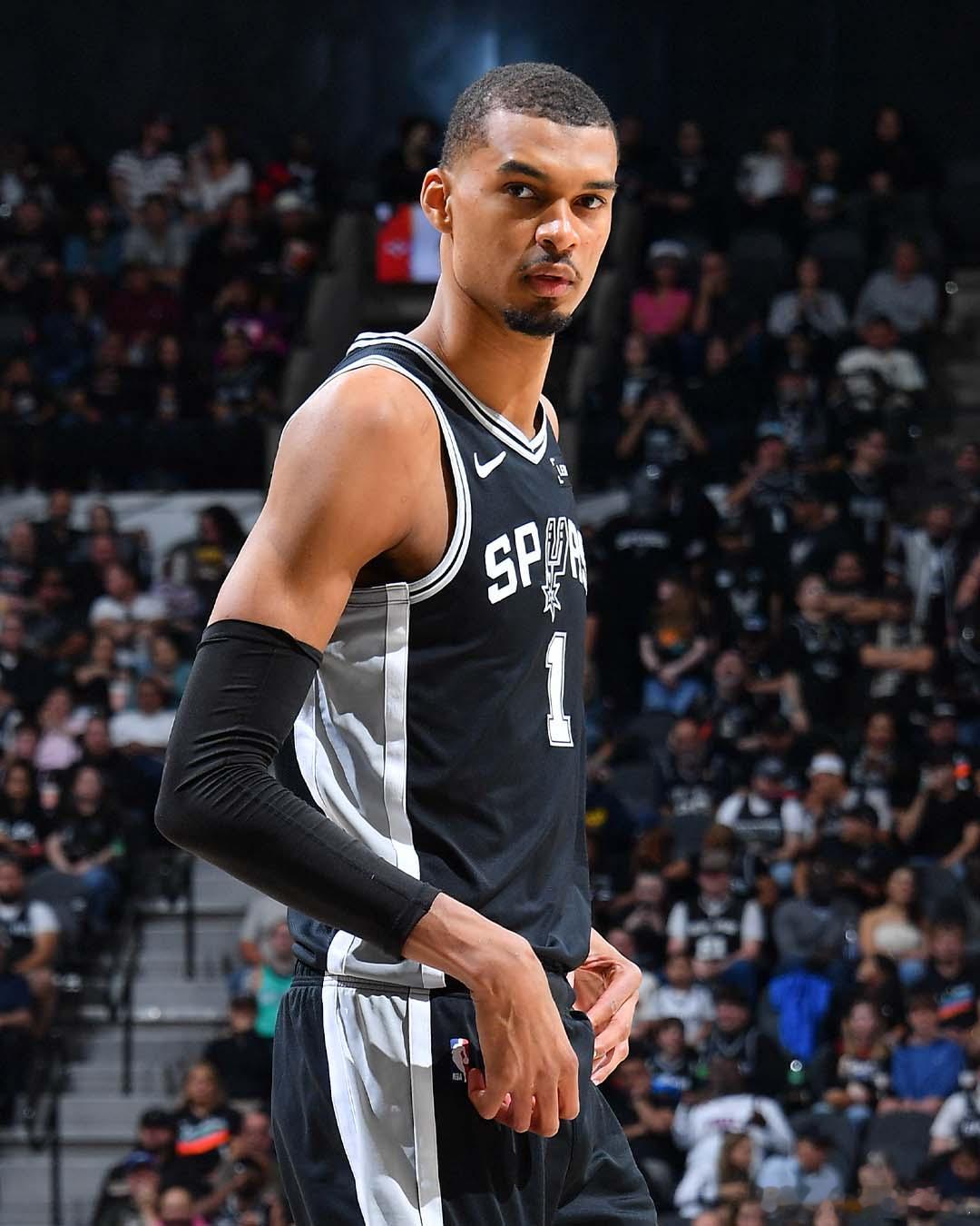 文班亚马保住常规赛评奖资格 马刺主场对阵独行侠，文班亚马三节没打完已经出战20分