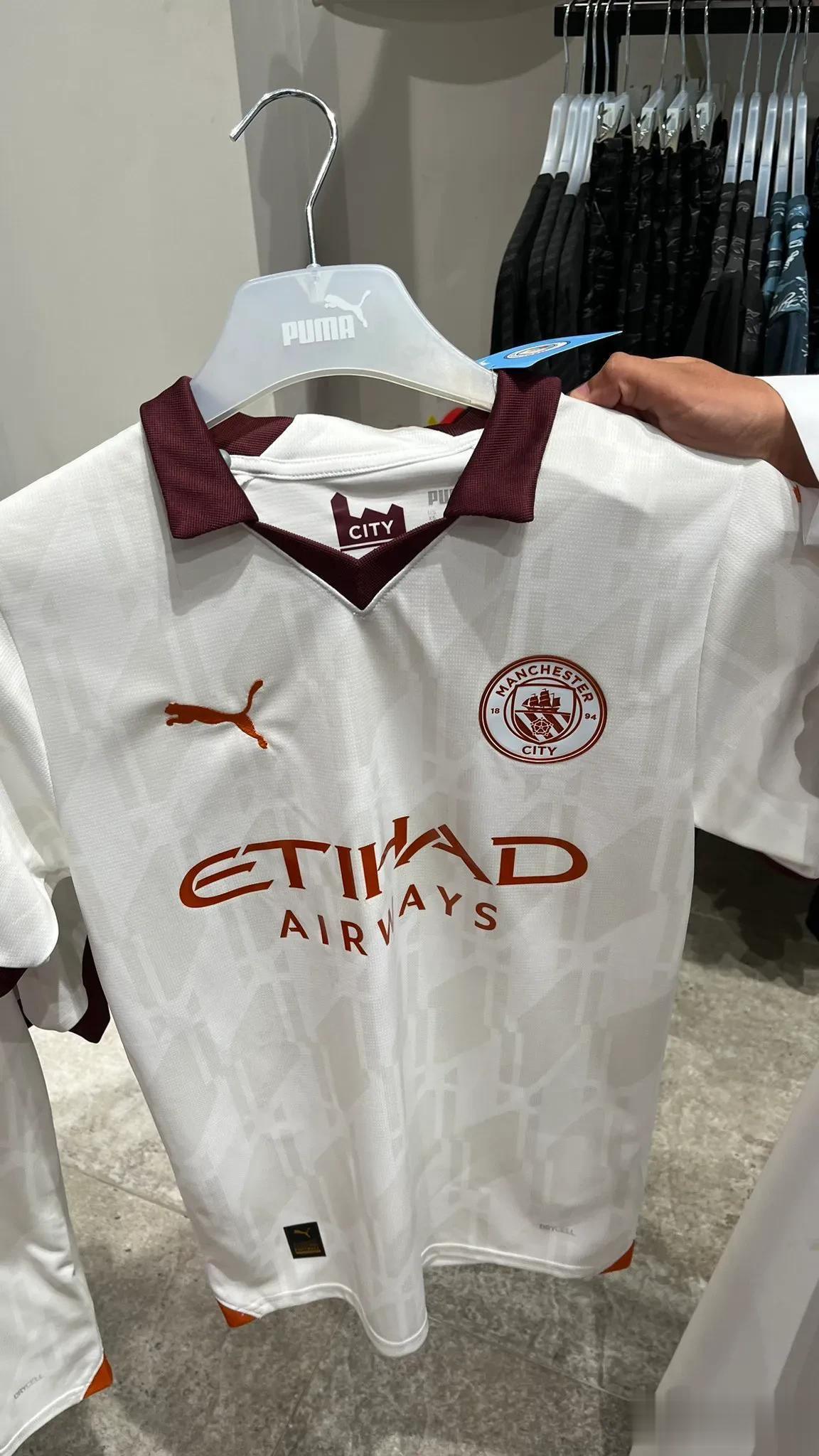 图评丨曼城的客场球衣！你有什么想法？

注：2022/23赛季曼城的零售销售额增