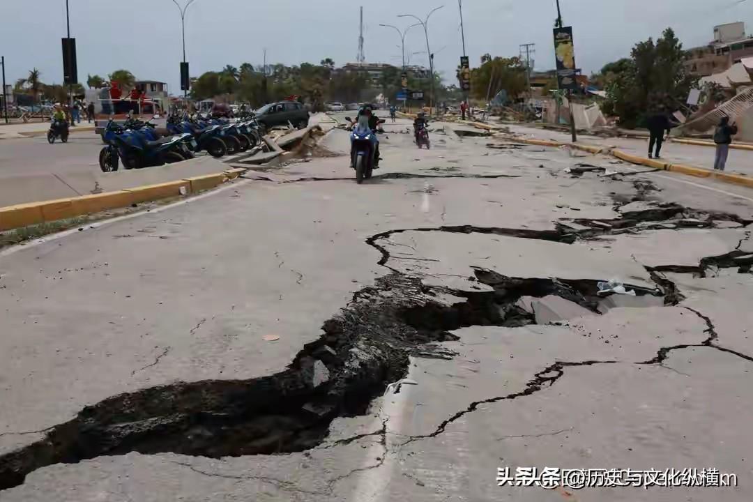 地震造成了委内瑞拉路面大裂缝。更严重的是许多建筑轰然倒塌，居民来不及跑的，被埋在