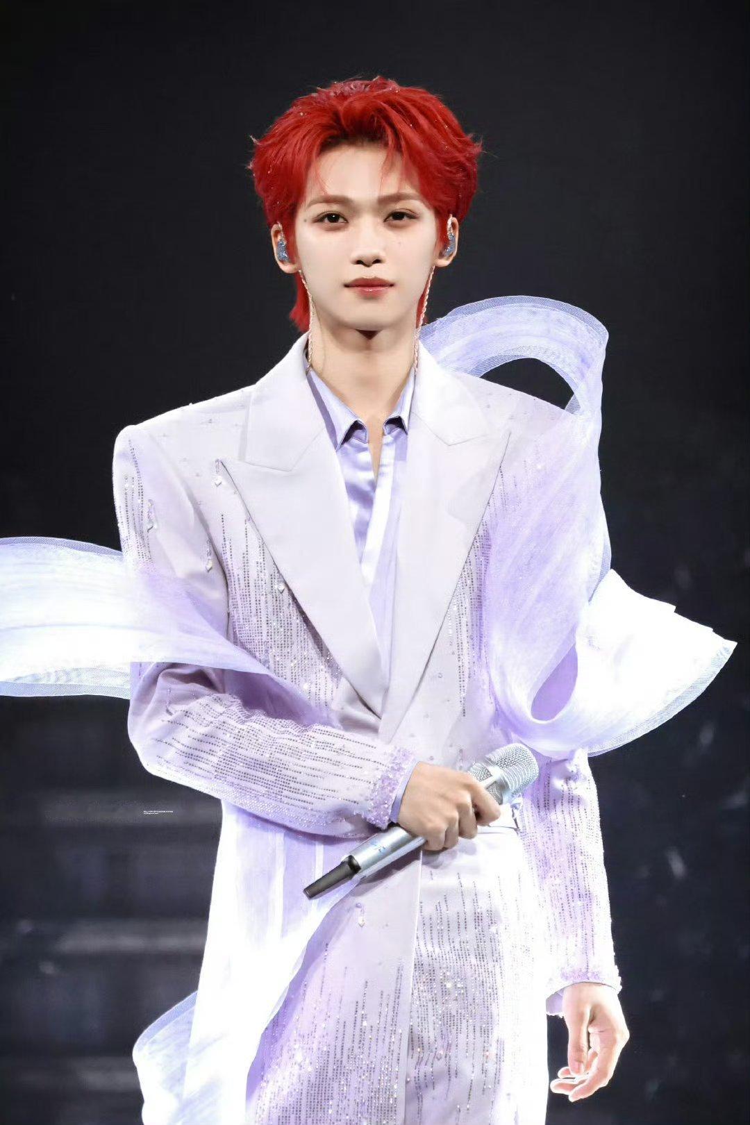 梓渝红发露额头小脸真的太精致了啊啊啊 