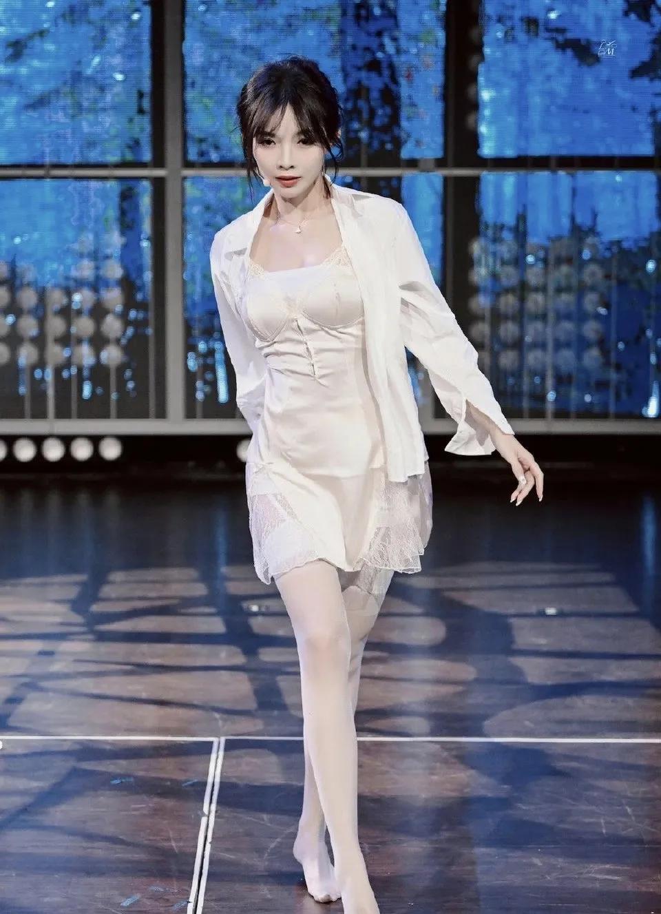 黑丝配白丝真致命！这身材根本顶不住啊
继续给看球的兄弟们推福利！这次带来的是四字