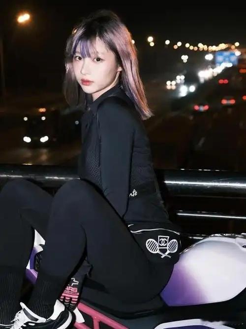 经纪人曝痞幼恋综老头乐真相 “机车女神”痞幼在恋综中驾驶的微型车被误认为“老头乐