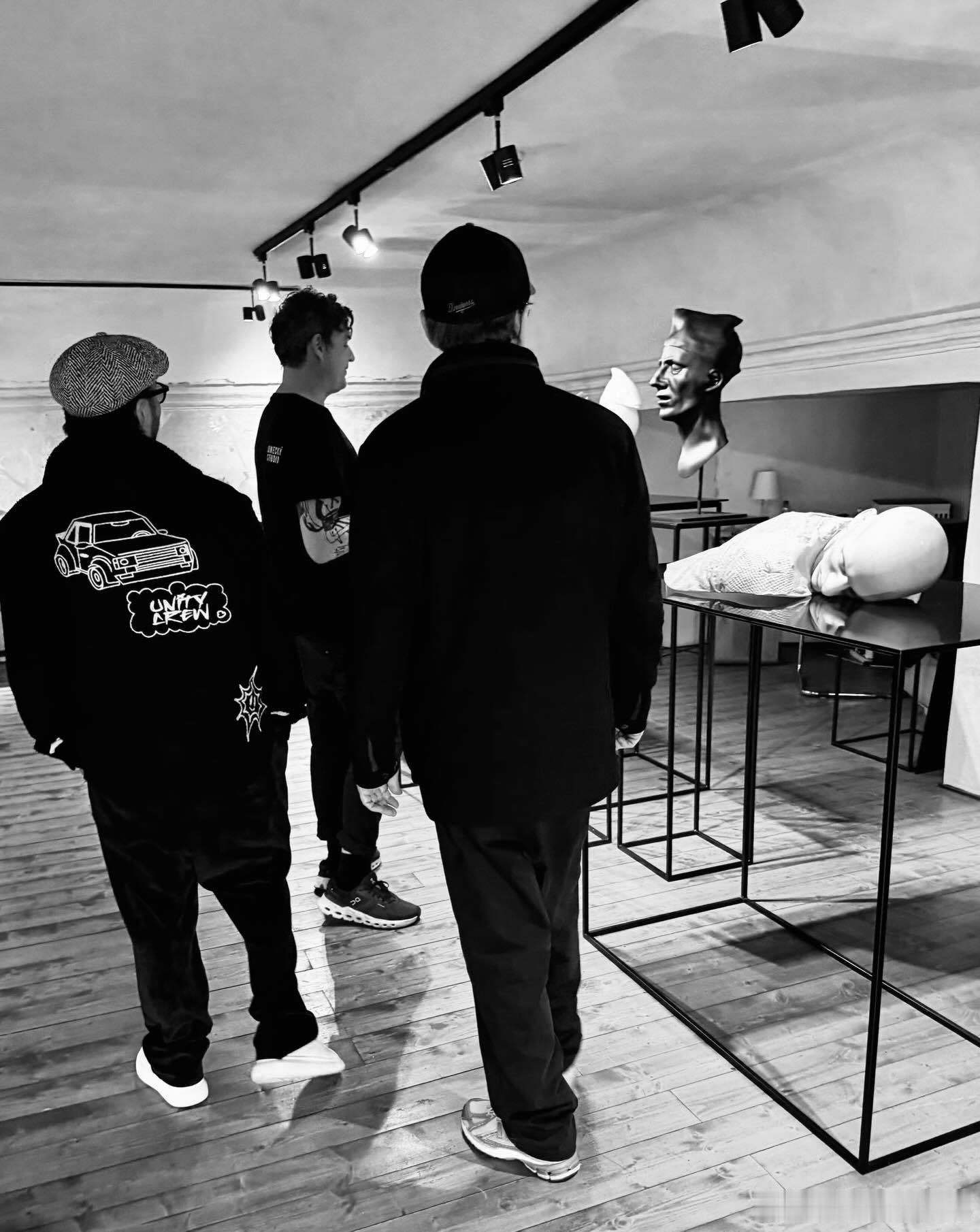 小李子莱昂纳多·迪卡普里奥 近日在布拉格期间，“小李子”莱昂纳多·迪卡普里奥（L