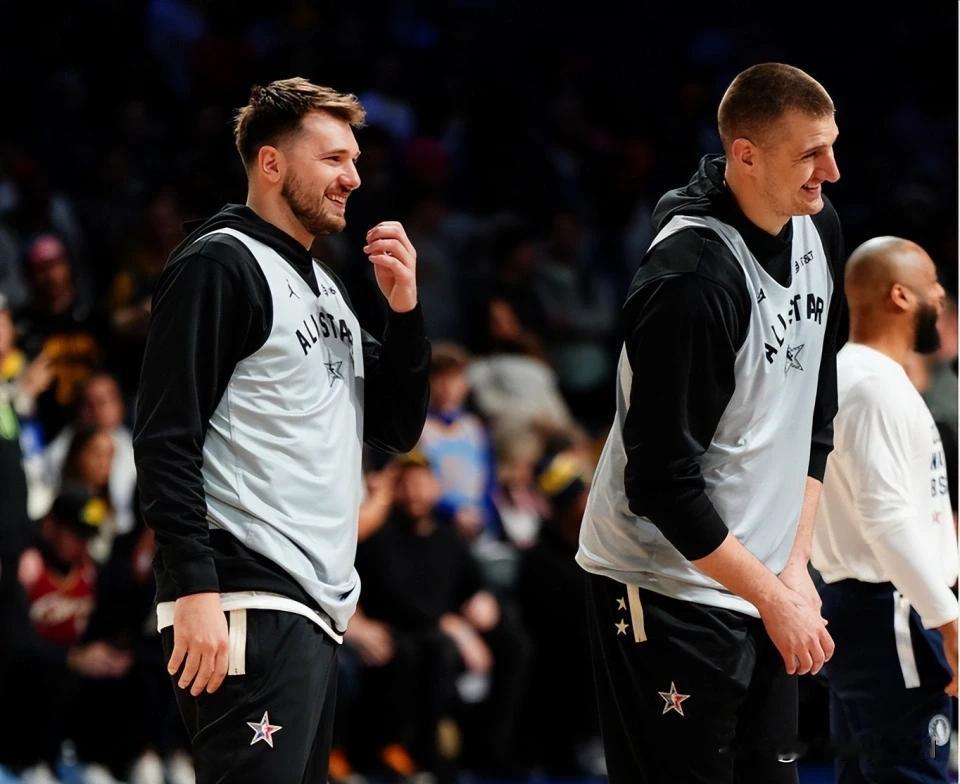 随着第二轮全明星票选结果出炉，西部首发大概率是:

控球后卫，库里，184.49