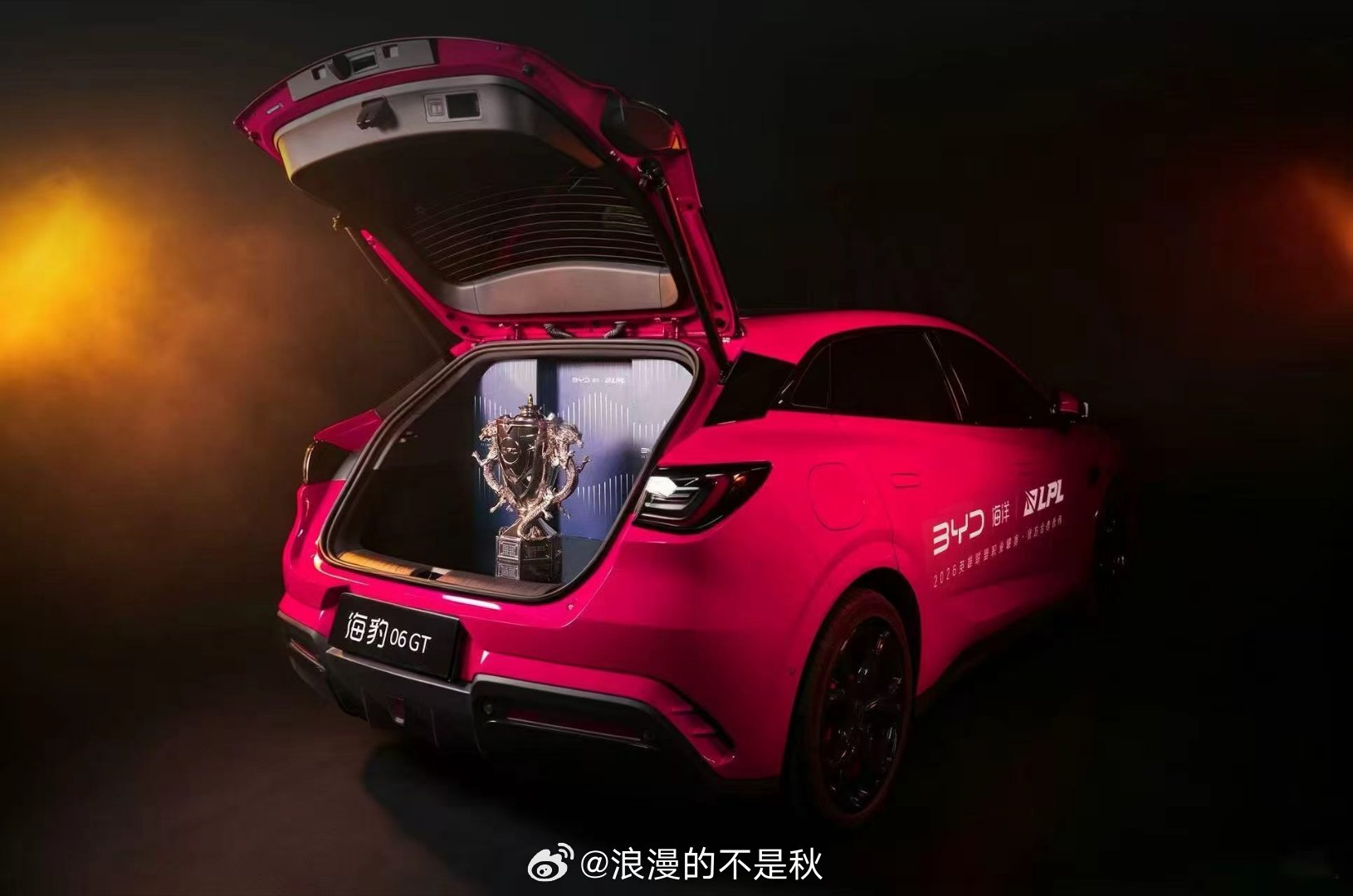 银龙杯坐上冠军座驾奔赴决赛LPL决赛荣耀接力从比亚迪开始 怀念宿舍集体开黑看 L