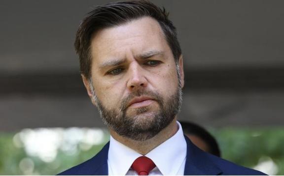 “乡巴佬”万斯暗示中国：如果不接受关税，就考虑战争。话音未落，中国学者高志凯就在