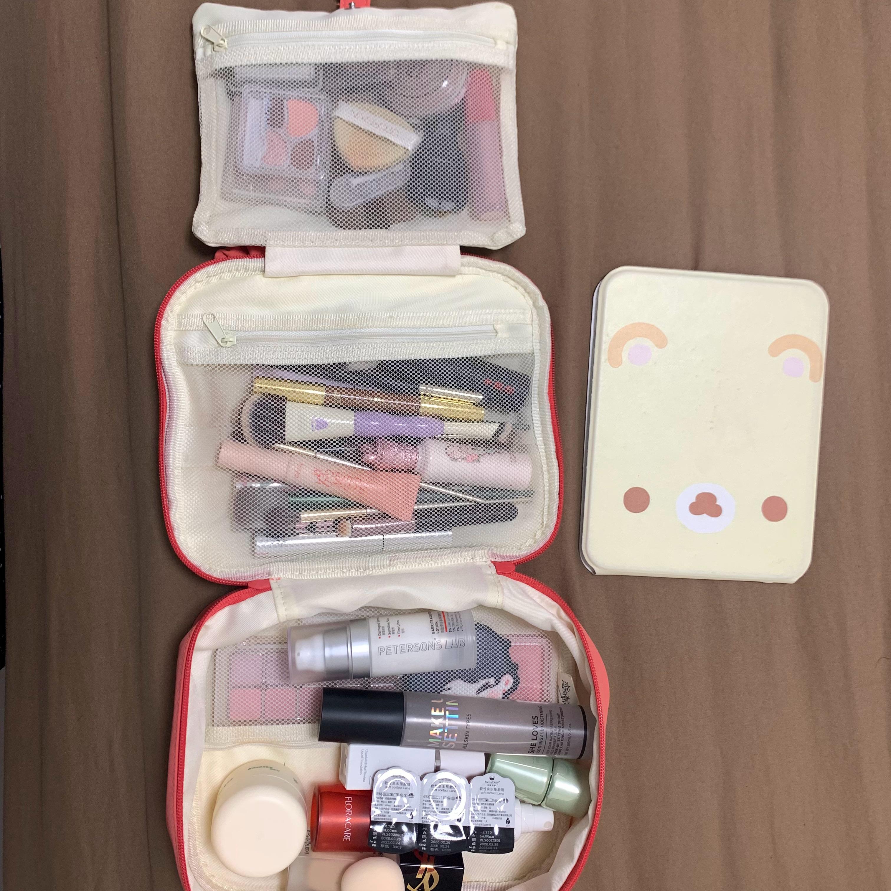 携程这个化妆包真是很实用，防水而且容量大，但是合起来又不会占地方，塞完我的瓶瓶罐