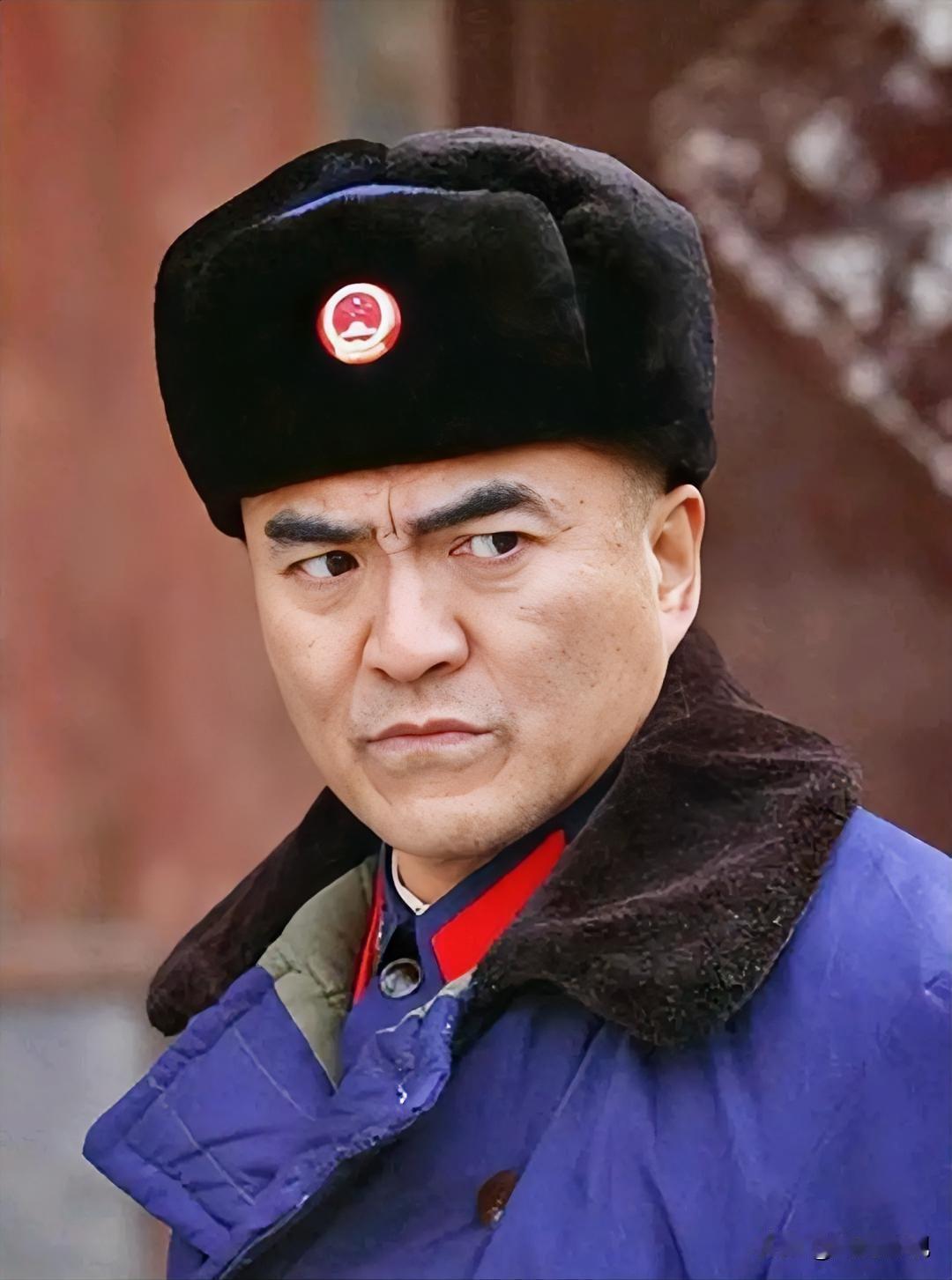他早年当过工人、士兵，谁也没想到，后来竟然成为了响当当影视演员。
他今年73岁，