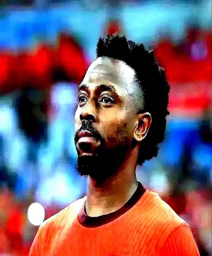 “智哥，我不要钱，能踢球就行。”
 
电话那头，是失业301天的艾克森。不要外援