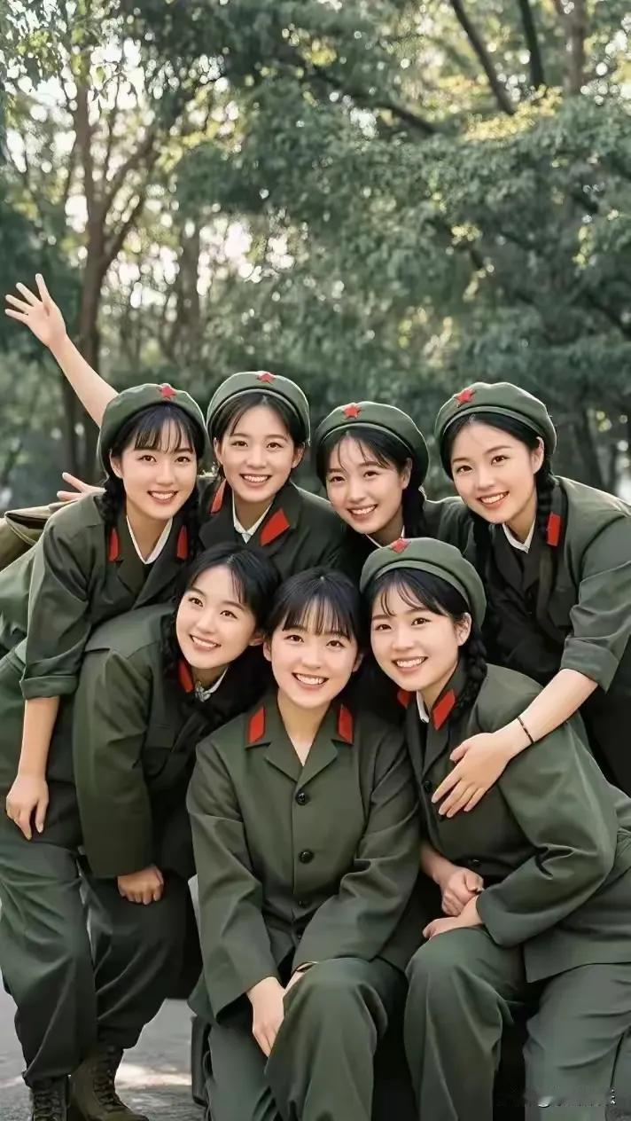 飒爽英姿
女兵，姑娘们向往的军旅。伟人曾说：“飒爽英姿五尺枪，不爱红装爱武装。”