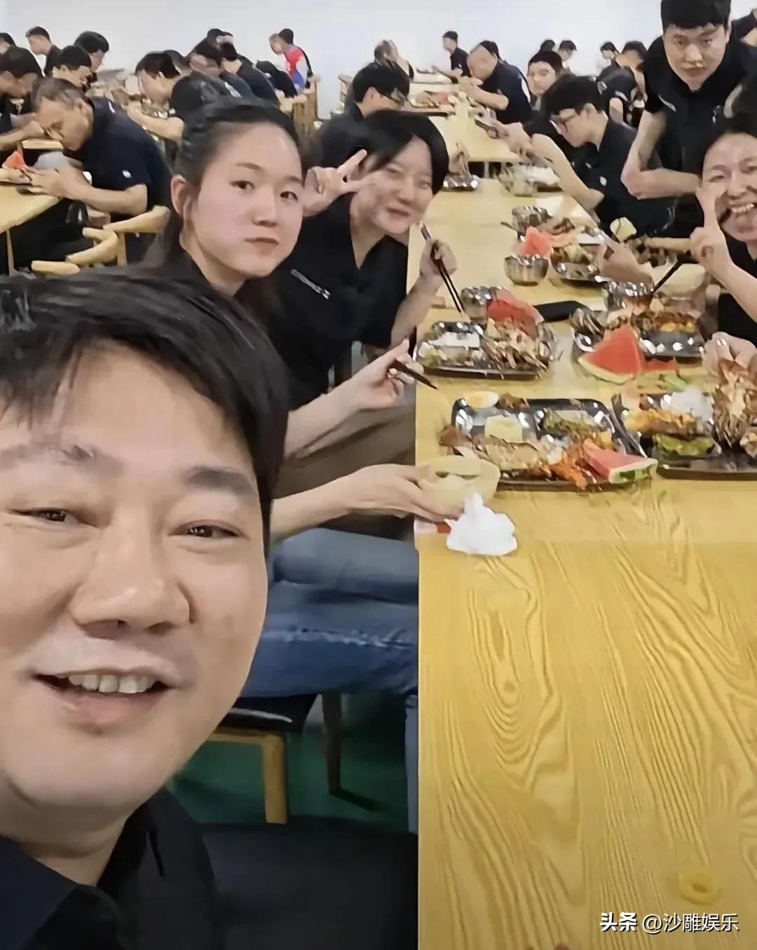7月6日，张雪机车又上热搜了！
这次不是因为拿了什么世界冠军，而是因为——公司食