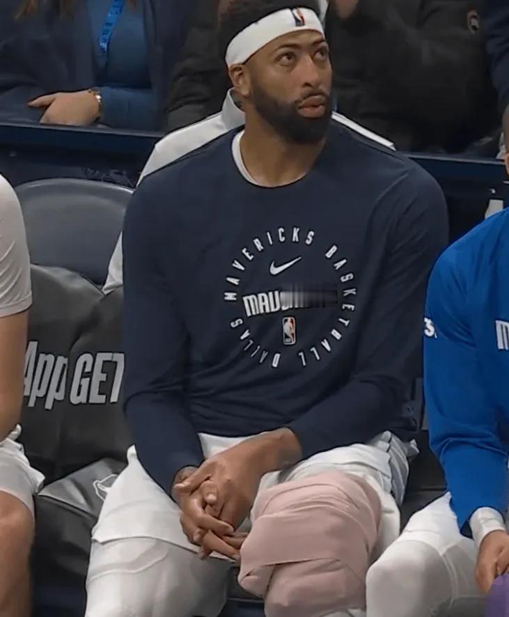 今天，独行侠打雷霆，浓眉腿部与切特发生碰撞受伤，6投全失被替换下场，之后，再也没