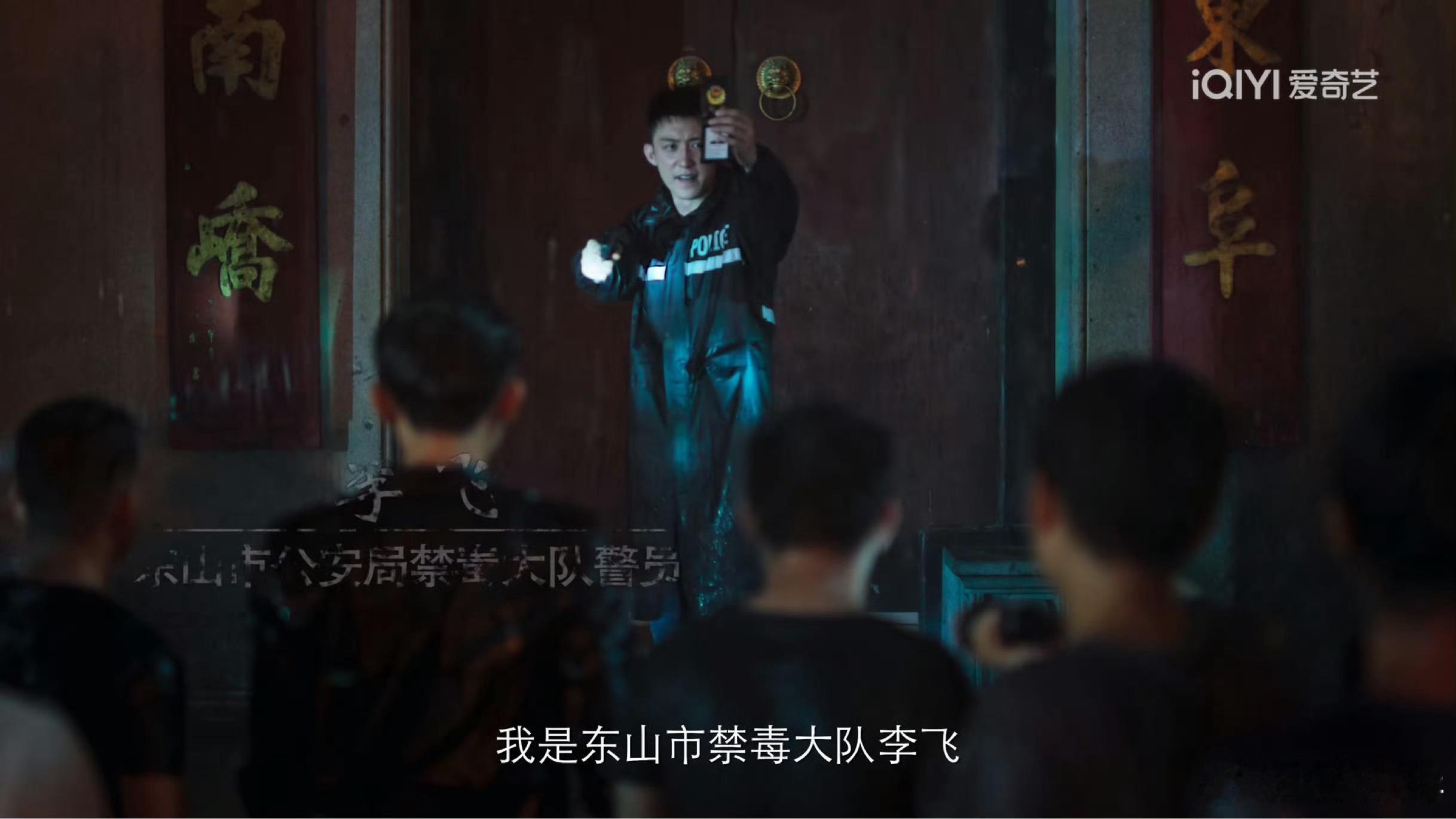 黄景瑜第一个角色是顾海，只是因为他家里之前没有干这个的，他是个纯粹的草根接触不到