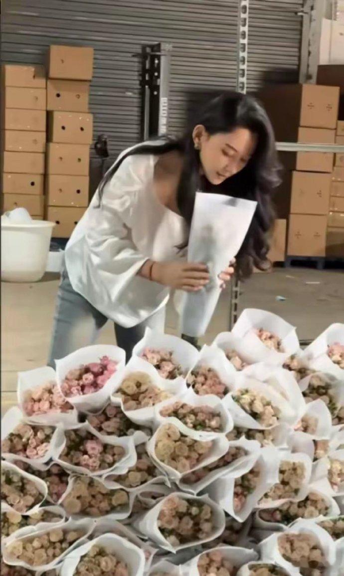 森林北包一大车鲜花赠予女性路人，暖心之举引关注。网友感慨，相较之下，汪峰与汪小菲