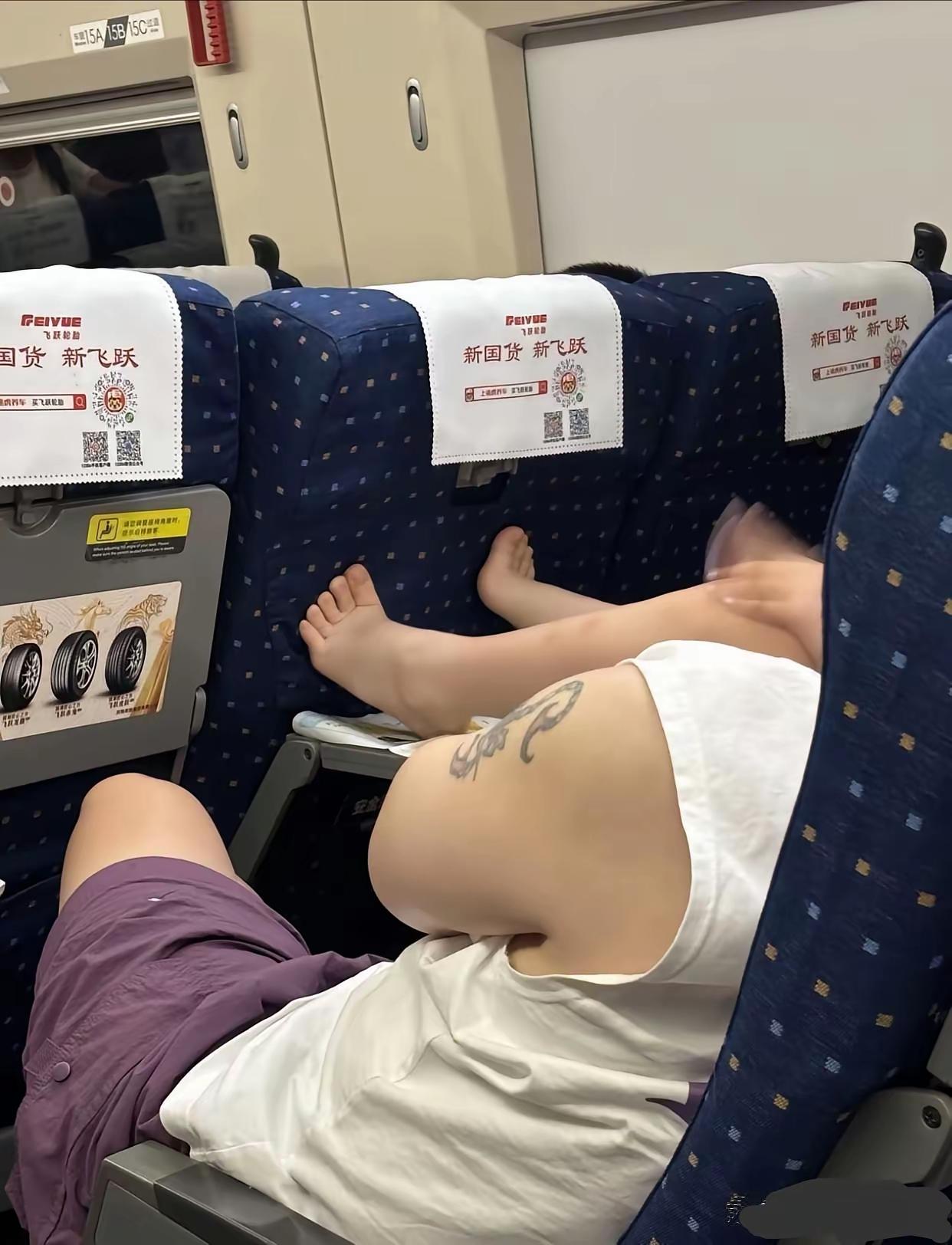 “你咋不上天？”女子坐高铁路，疯狂展示臭脚，释放毒气，前座被熏得不敢抬头，网友看