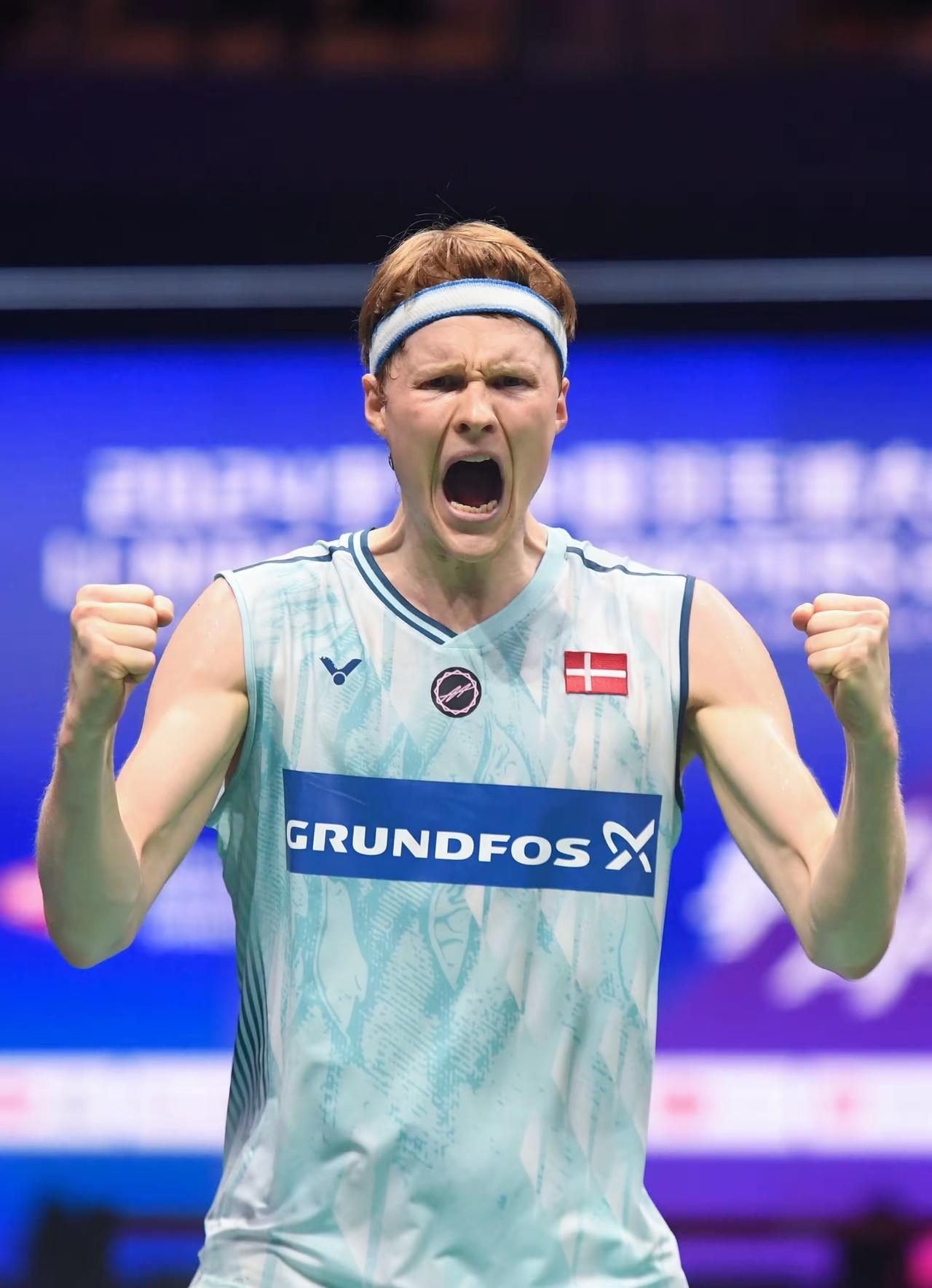 安东森又和中国小将交手啦！
这次在羽超联赛，安东森战胜刘洋名宇，帮助厦门银行队拿