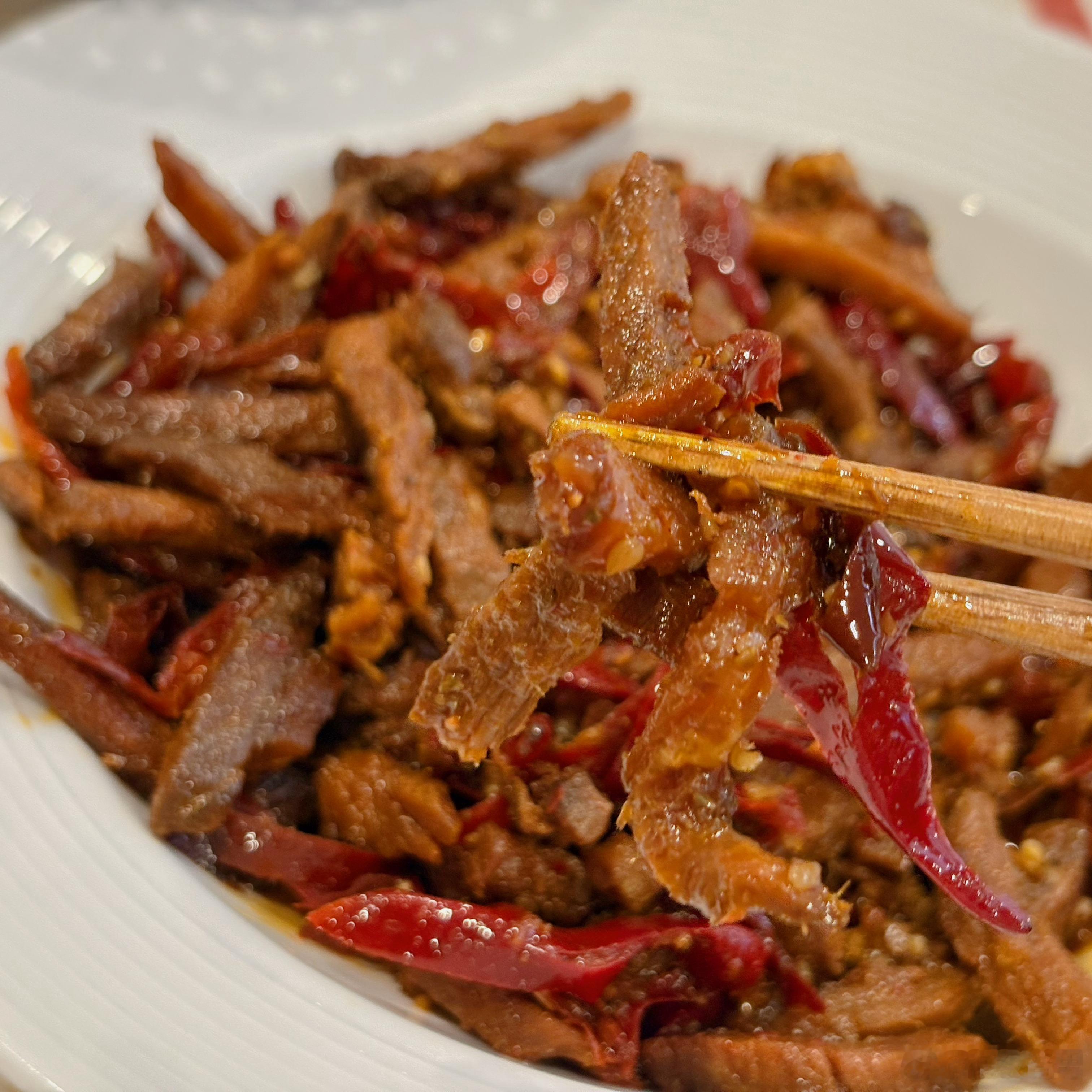 这个冷吃牛肉真的巨香，带筋，越嚼越香那种！中午拿出来给我妈吃，我妈直接拿走了两包