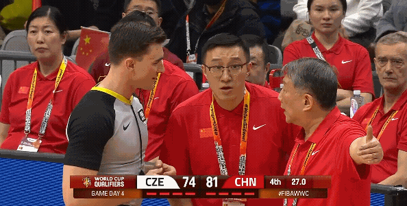 宫鲁鸣指导找裁判抗议是对的，裁判判罚明显不公平，我们对捷克女篮犯规就是违体犯规，