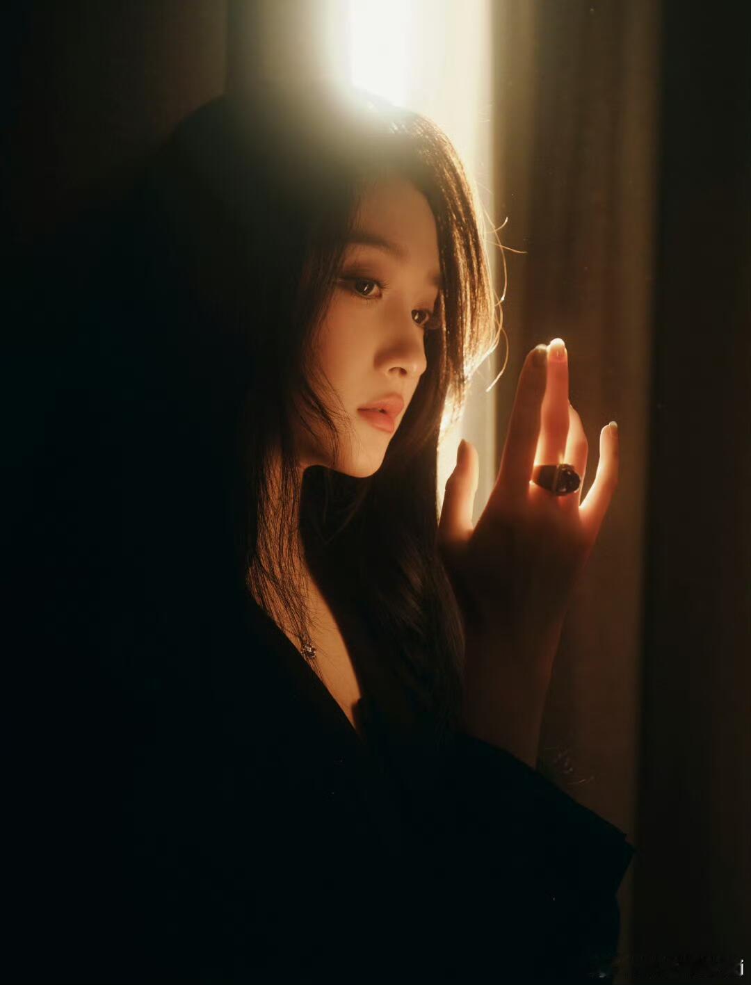 关晓彤Y3K未来感关晓彤这次的新造型就像打开了前往未来的通道，黑长直和白色短裙的