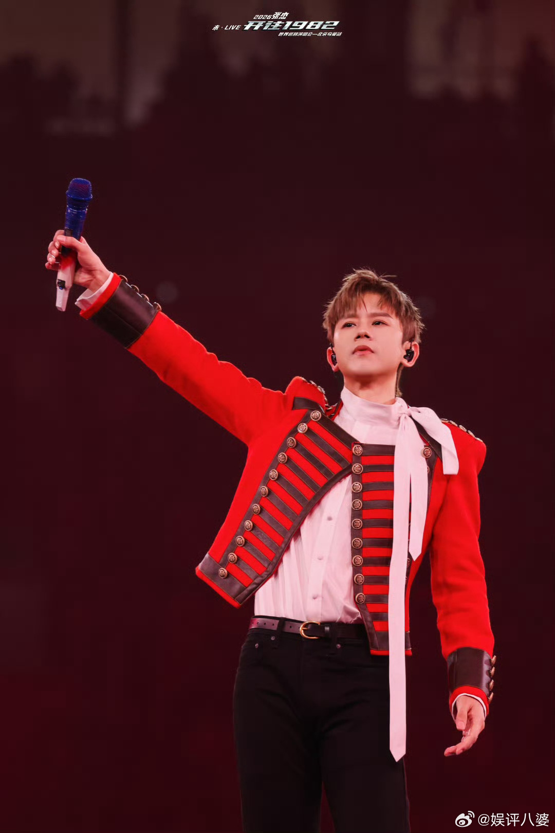 张杰从云端唱到人海从顶端舞台走到歌迷身边，云雾在鸟巢场馆里慢慢散开，张杰把《一个