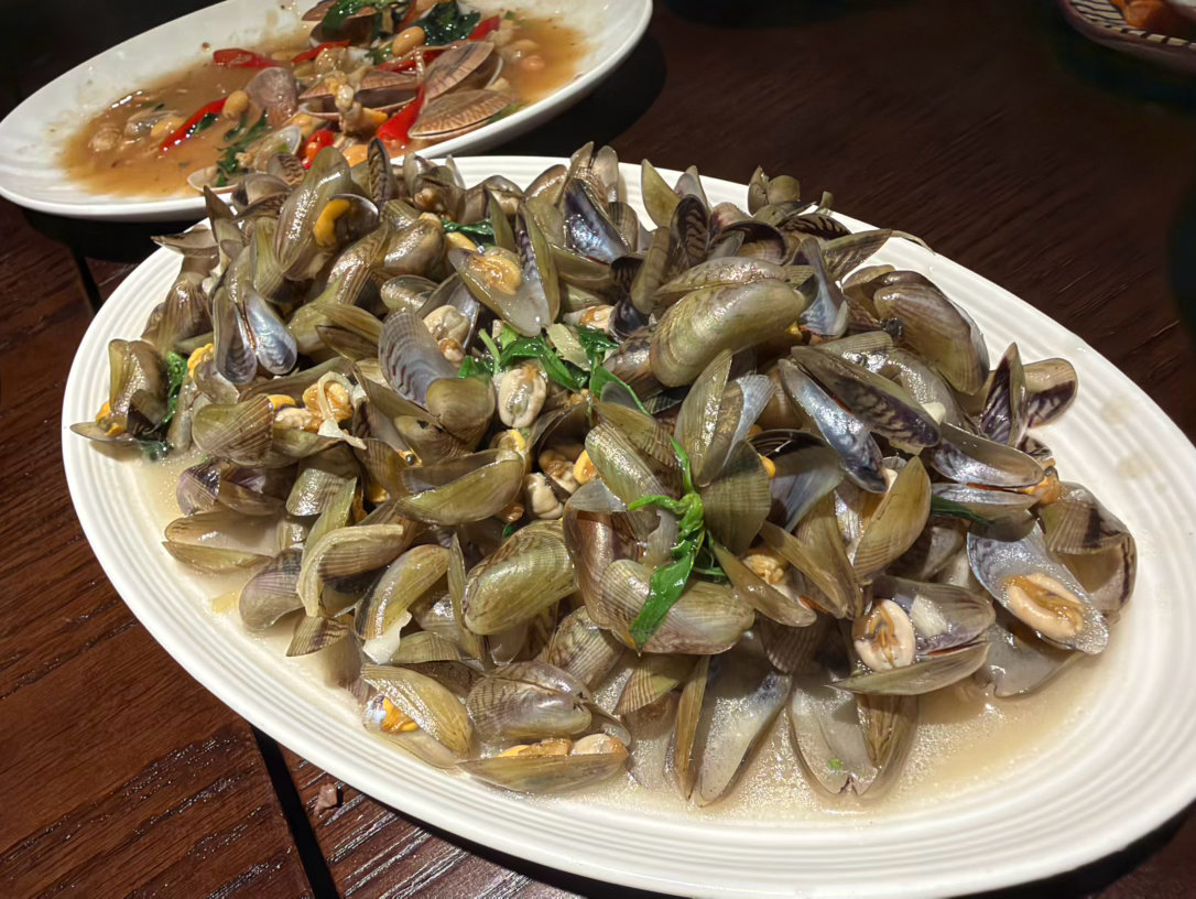 去一趟南京回来变饕餮了以前四个人四个菜 现在四个人七个菜 ​​​