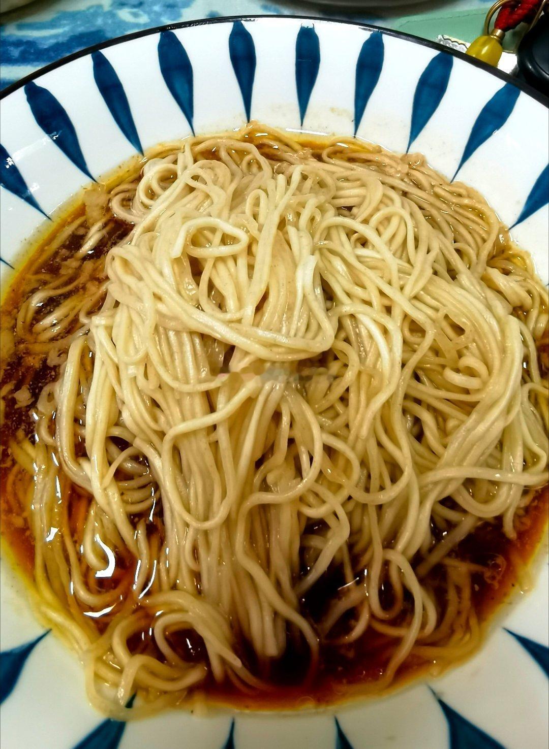 早餐：鲜骨汤面。昨天买了黑猪扇骨，煨了扇骨汤，今早顺手就地取材，盛了一点骨汤，做
