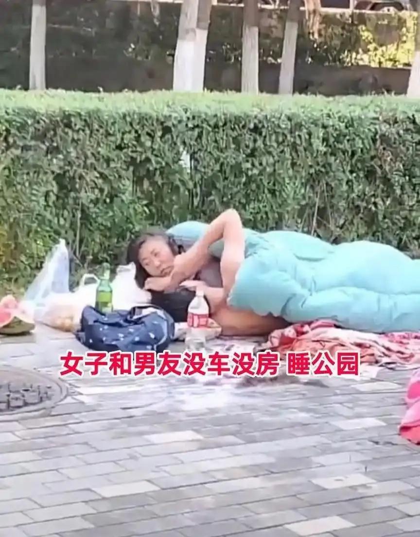 首先声明，这是一张网传的图片。图片中，这名女子和一名男子在广场中露宿，有网友发布