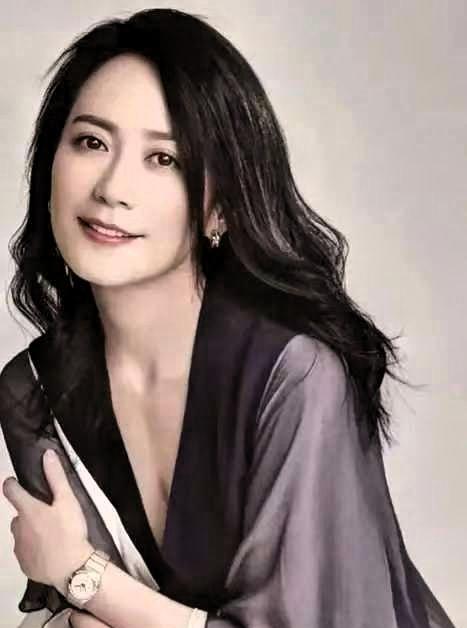 俞飞鸿！
给所有五十多岁的女人提了个醒。
那就是人如果上了年纪，不但要瘦，更重要