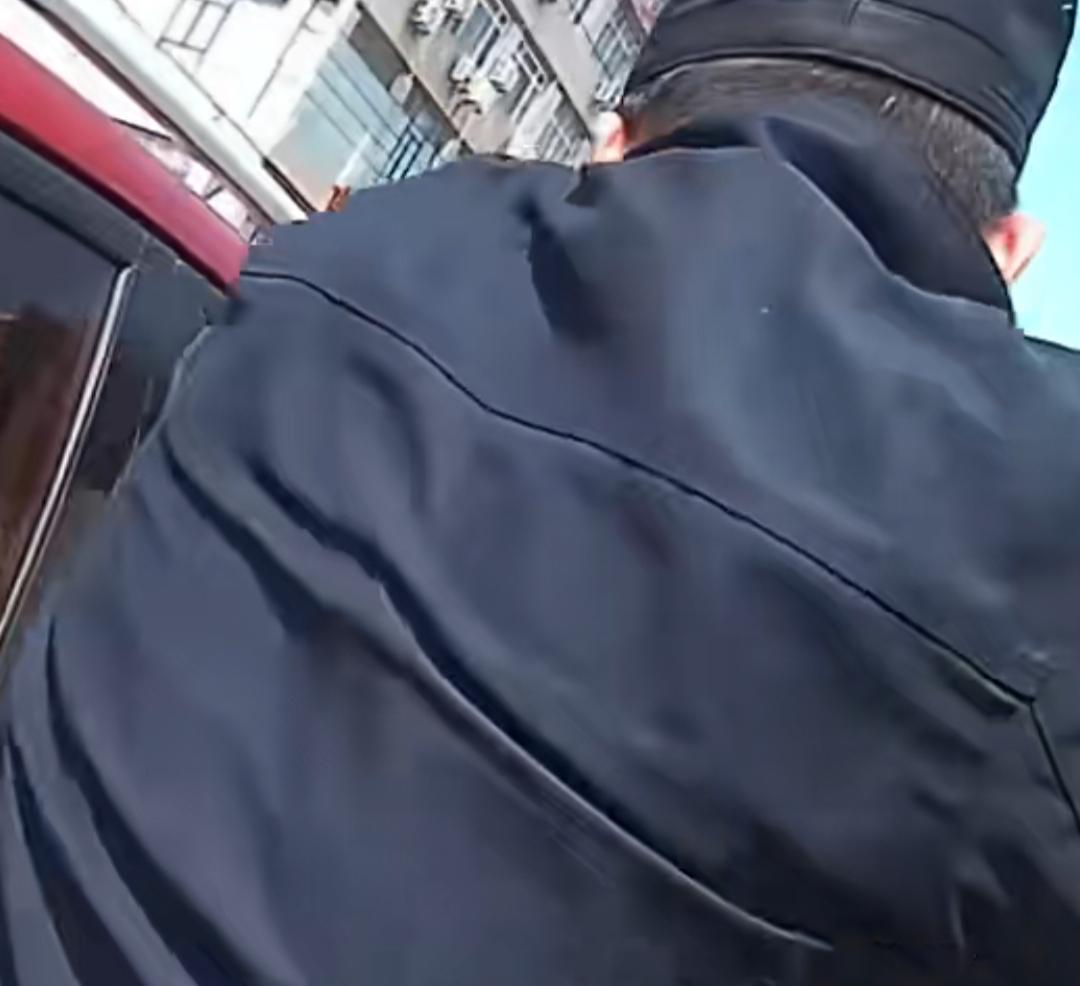 湖北襄阳的街头，烈日炙烤着大地，一辆车内，1岁的婴儿被困其中，已经过去了整整一个