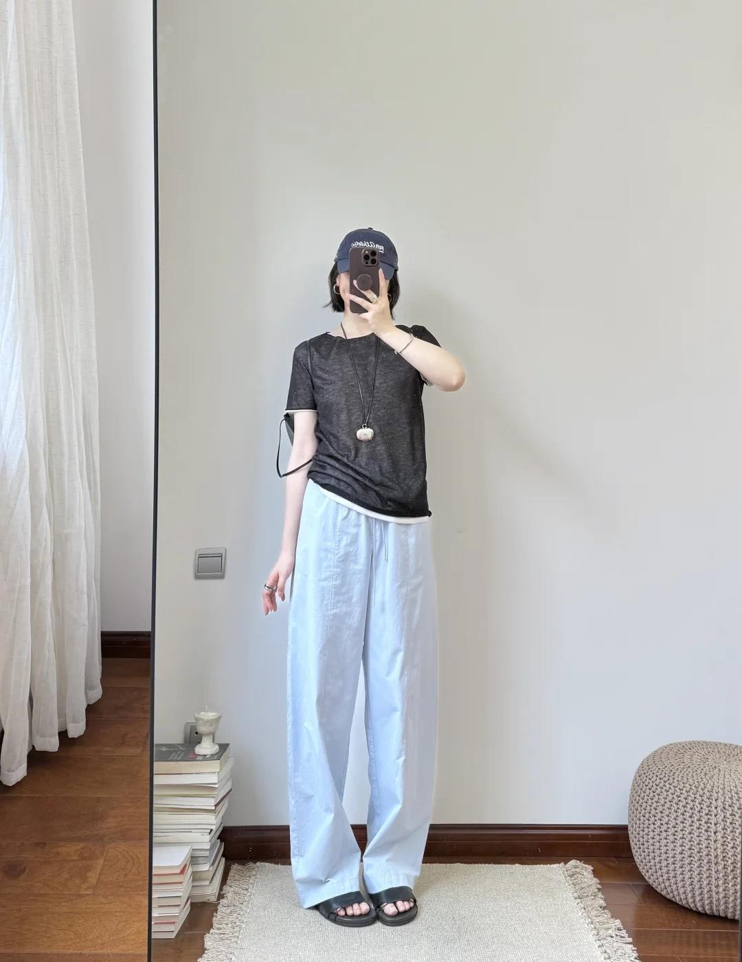 简单舒适～早八人
黑T➕蓝裤子 简约时髦
早八人一分钟出门～
	
松弛感穿搭  