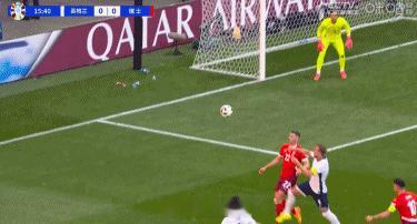 在欧洲杯1/4决赛中，英格兰与瑞士展开了一场激烈的对决。上半场结束时，双方均未能