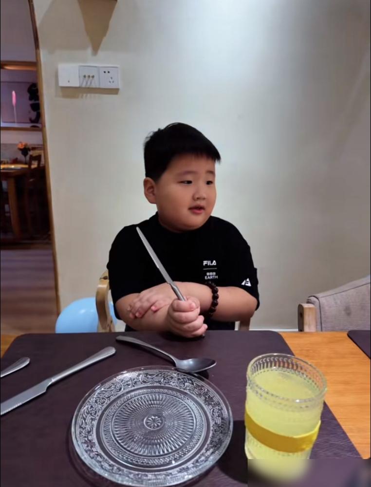 最怕闺蜜突然翻脸，但更怕前任突然开撕！
网红二哥的现任妻子刘太太，这次把前妻陈