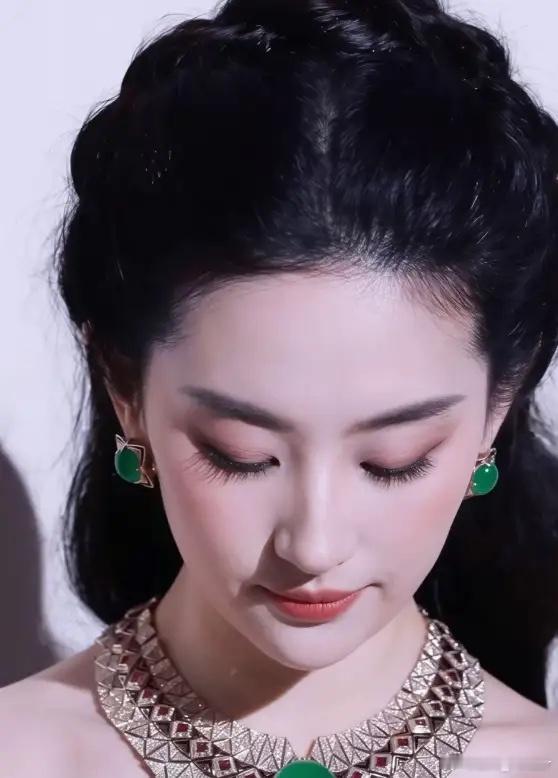 说来你们可能不信。我闺蜜念叨了好几天。她刷到刘亦菲前两天在上海高铁站被路人偶遇的
