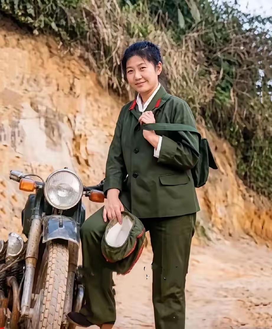 1986年老山前线，留下通信女兵张俊英巡查战地电话线的珍贵影像。1985年，南疆