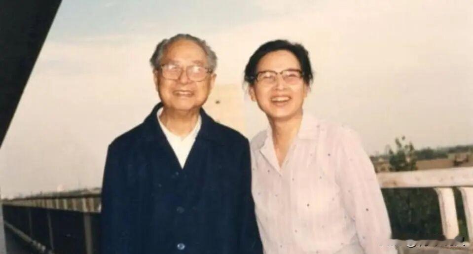 图中是一位开国中将晚年和夫人的一张合影，你知道他们是谁嘛？

这位开国中将在战争