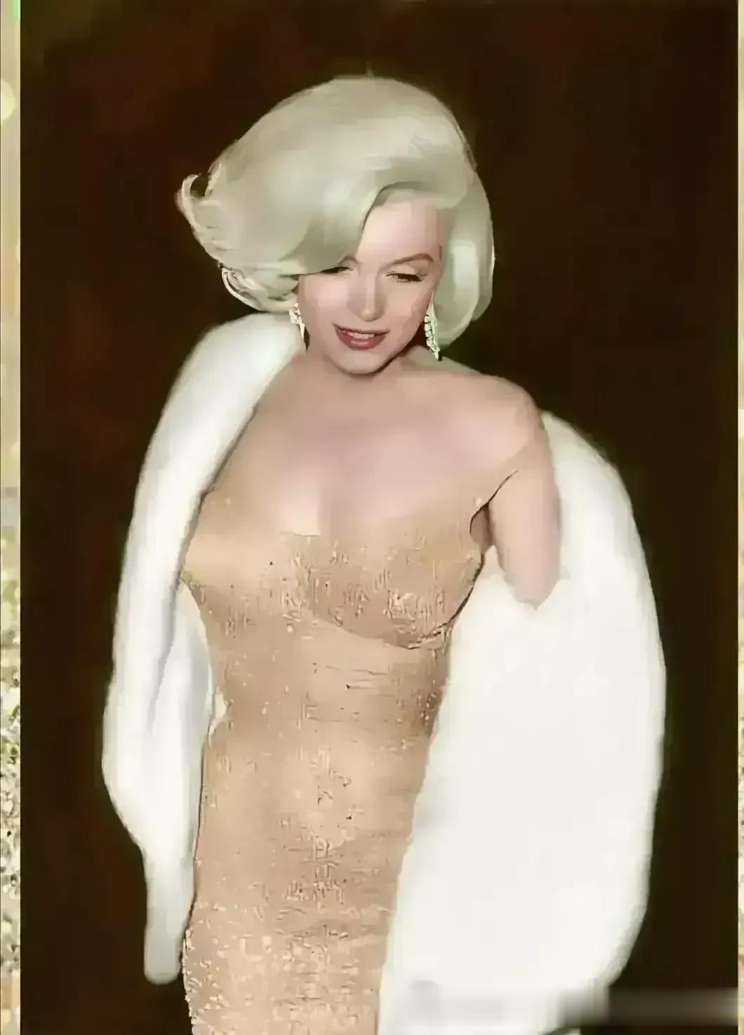 有人说她万里挑一，绝对漂亮！有人说她是世界上最美的女人！ 

她真漂亮！端庄典雅