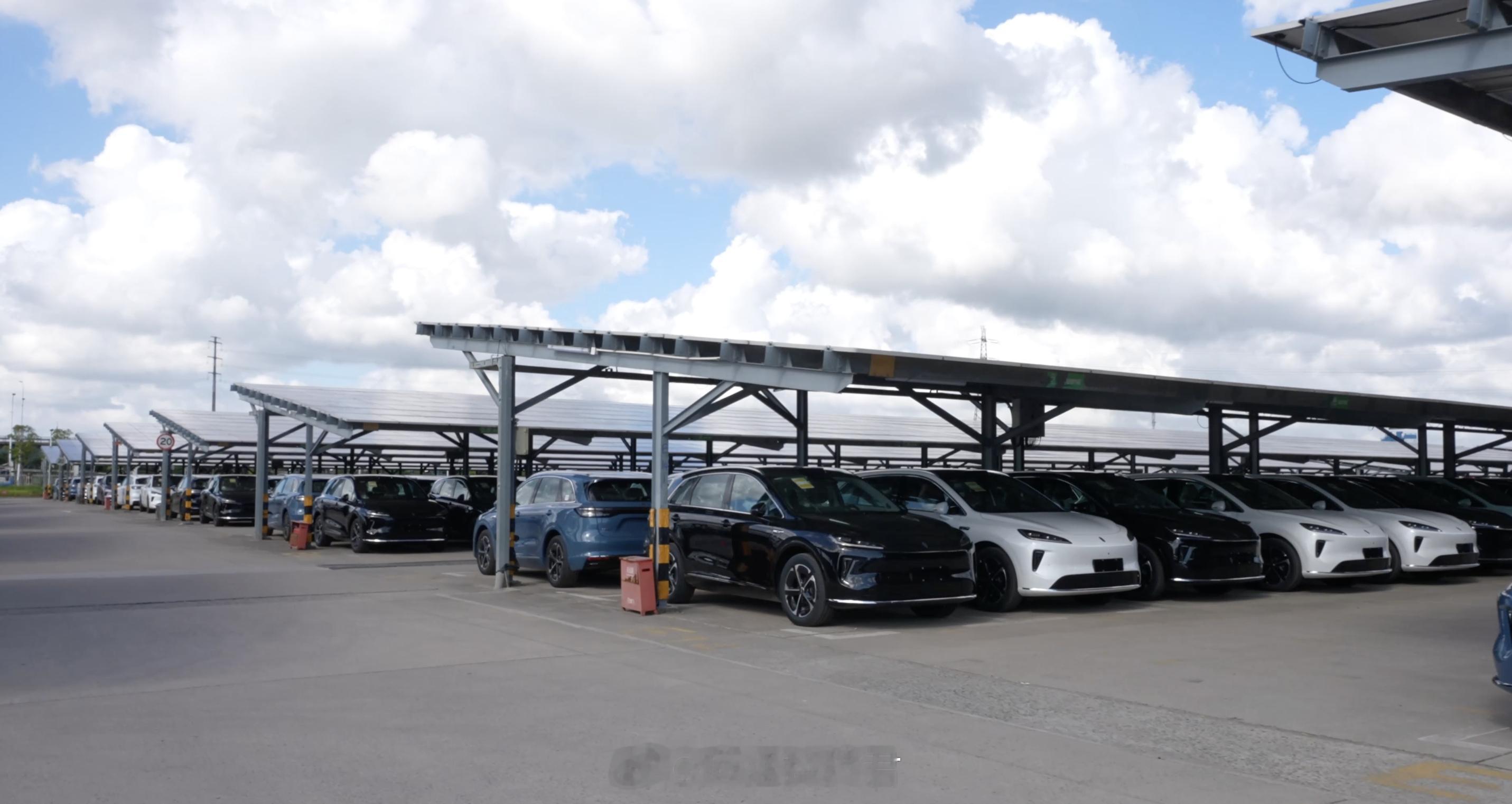 智界V9这名字一出来就霸气，V是胜利，9是旗舰。结合之前S7和R7的表现，华为显