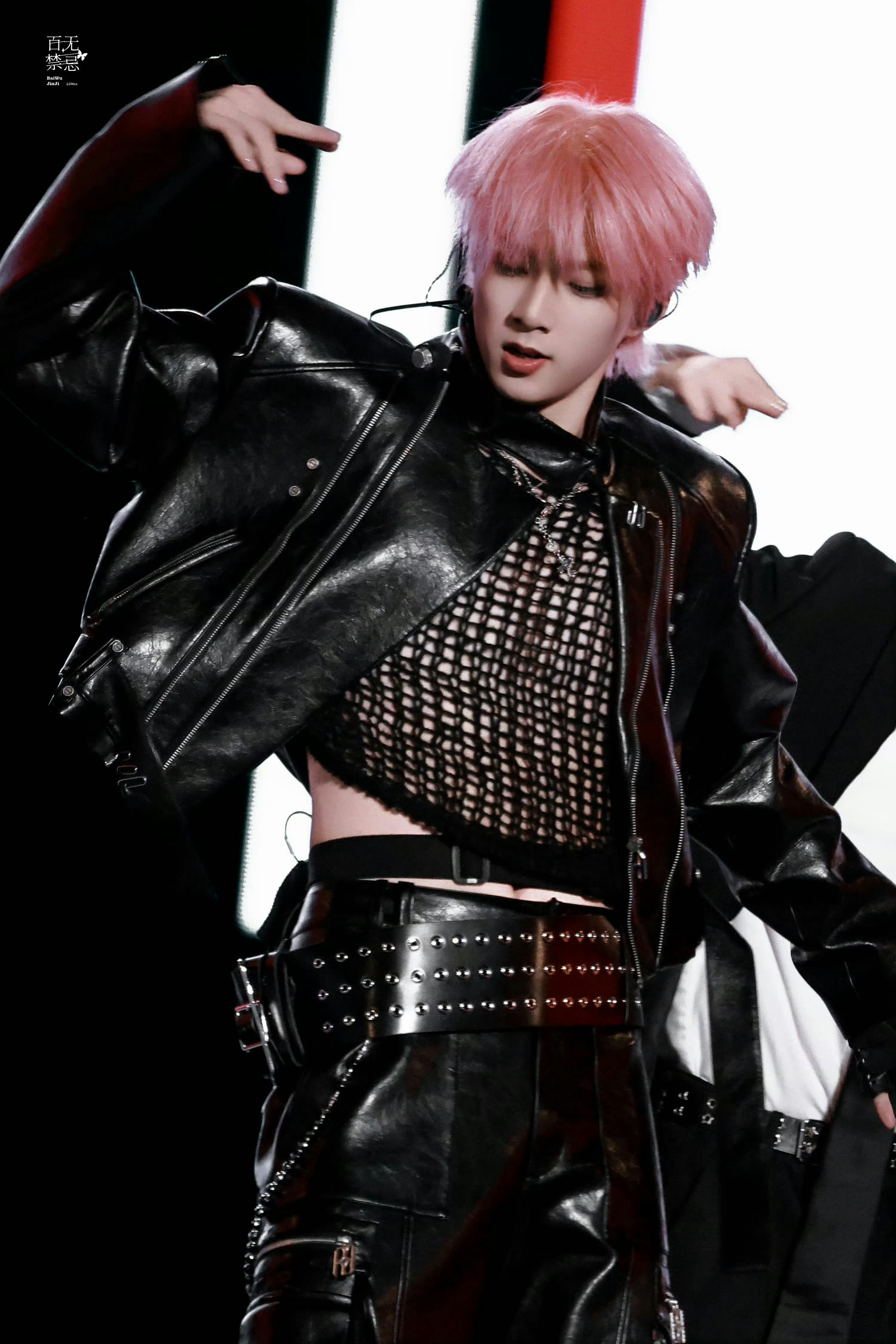 刘耀文  TF家族新年音乐会，今晚的SAUCE舞台，皮衣、皮裤、粉发、薄肌… 各