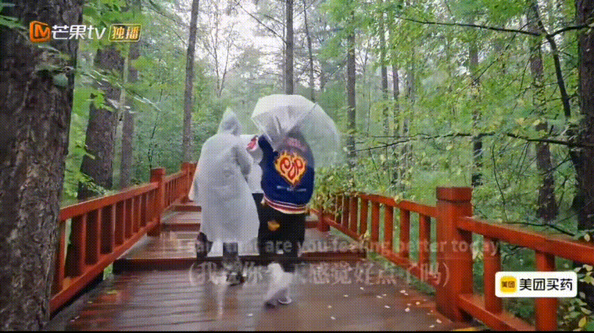 梁淞鼓励何美延生理期爬山 看了这段真心觉得心疼，生理期本就不舒服，梁淞居然还笑她