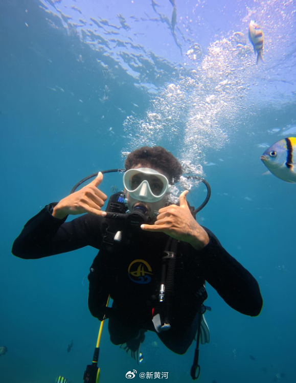 【#泰山队外援度假方式各不相同#】克雷桑与女友畅游三亚，品尝美食；泽卡选择“宅”