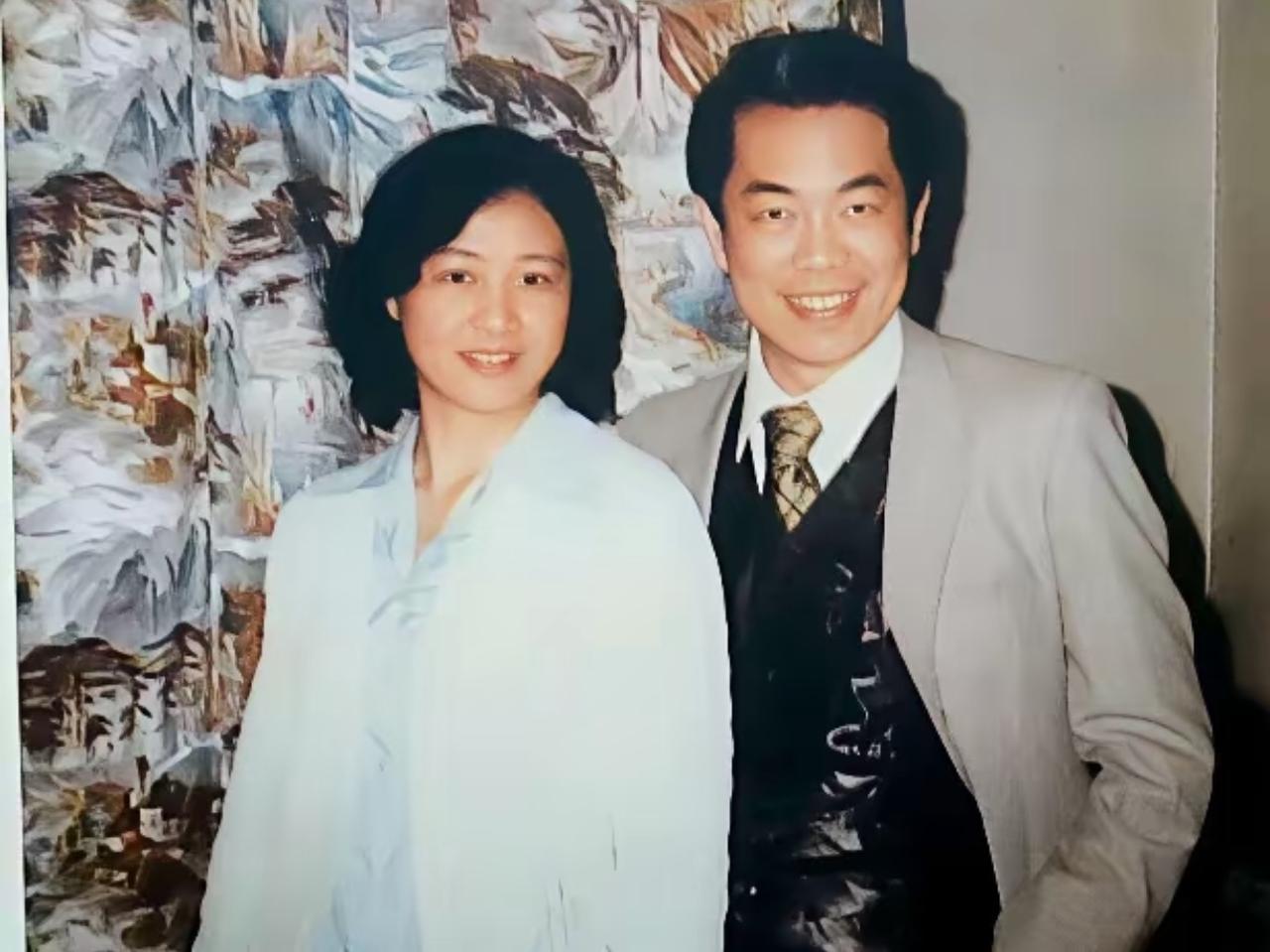 这是范曾与第三任妻子楠莉年轻时的合影，年轻时候的范曾眼神有点犀利，给人感觉很精明