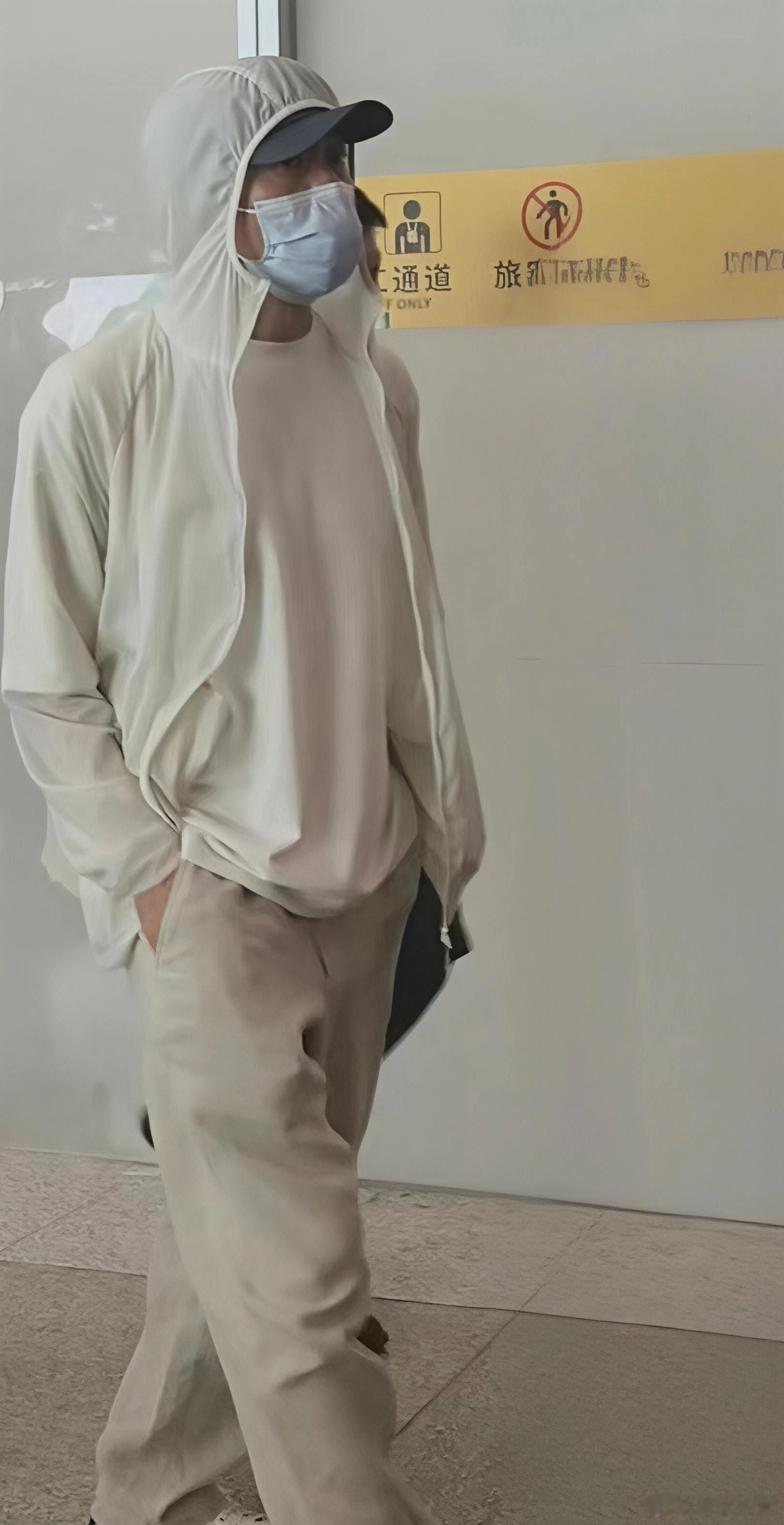 星爷到天津了，明天开启《功夫女足》路演，上一次路演还是2019年春节的时候。 