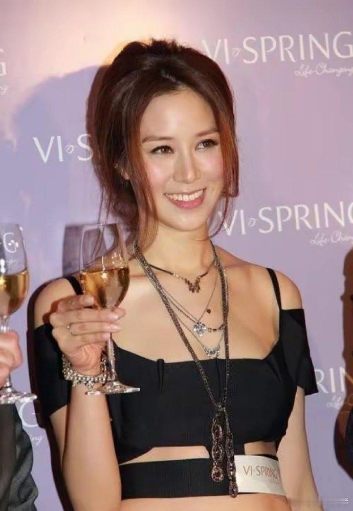 她14岁就长得“倾国倾城”，被富豪花7亿娶回家，8年生下4个娃 