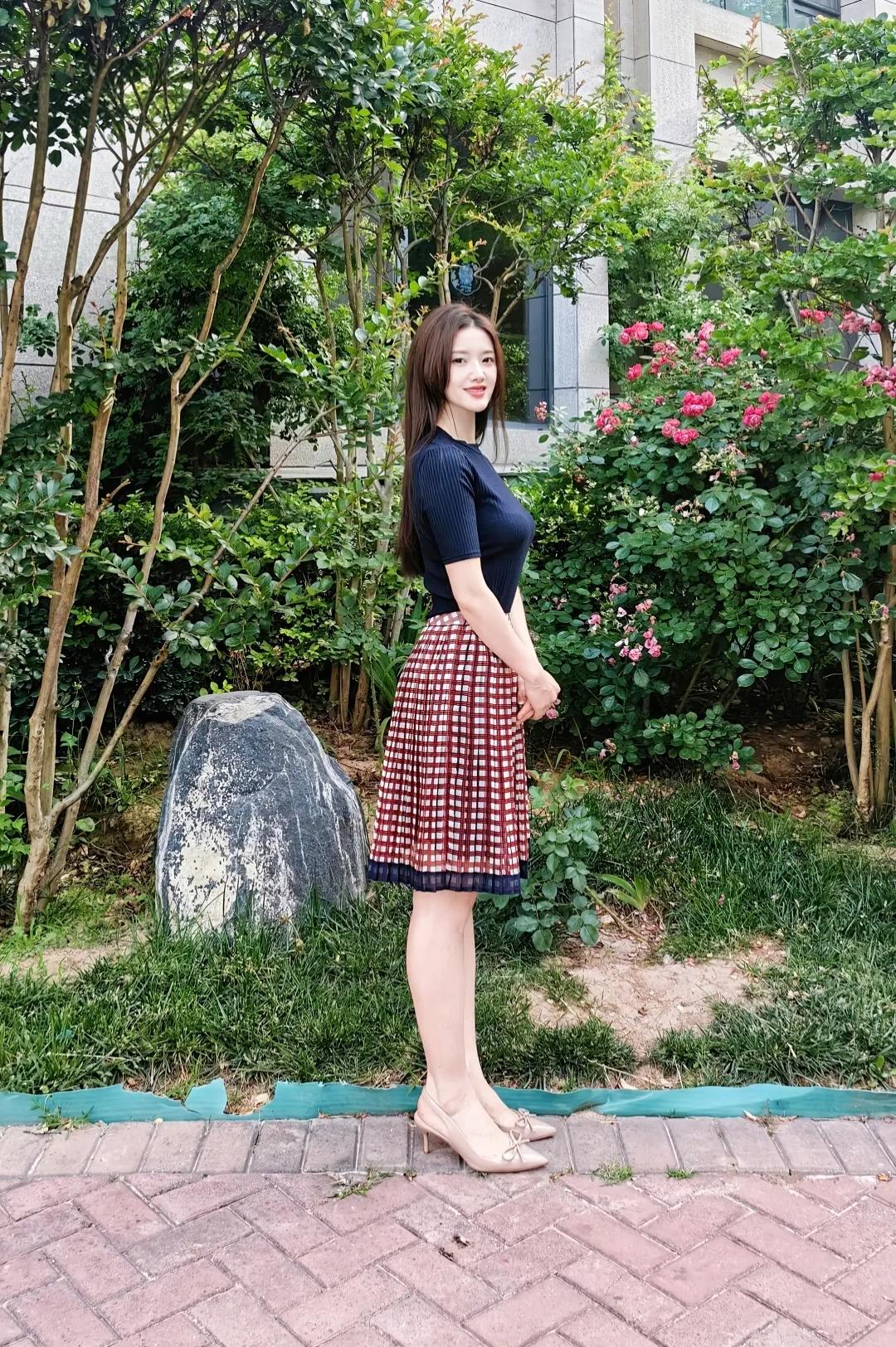优雅红裙，漫步花园，感受自然之美