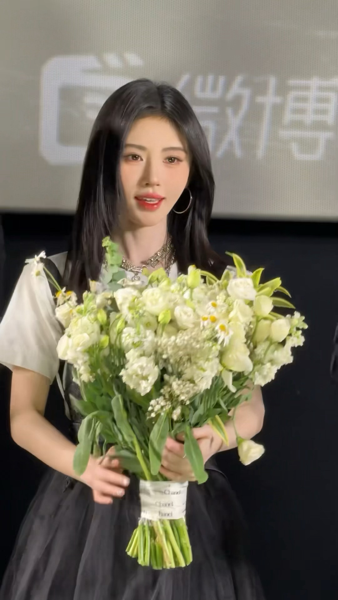 鞠婧祎实物战神鞠婧祎追剧团路透生图这都美成啥了……