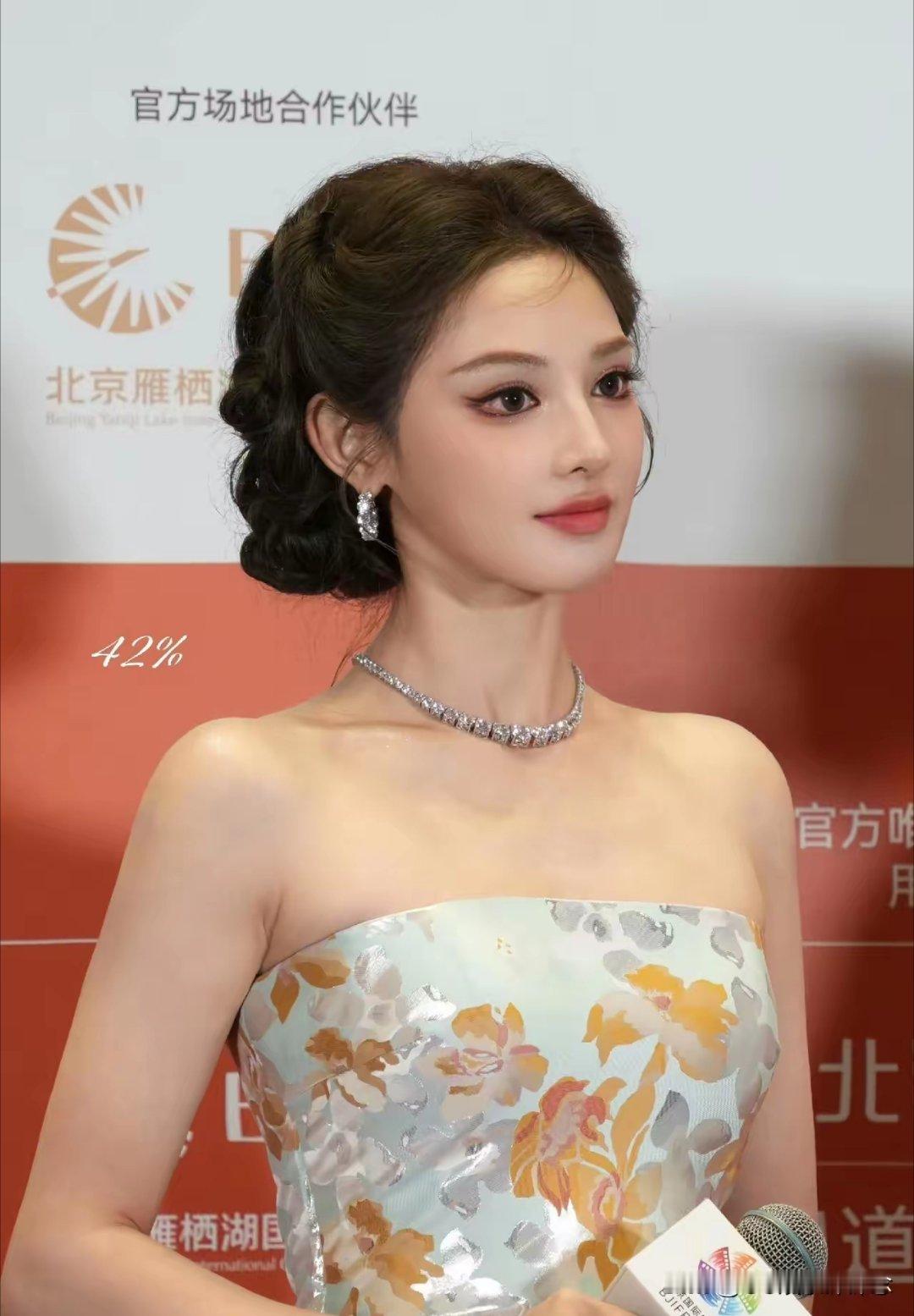 天啦，彭小冉居然这么漂亮，这鹅蛋脸，大眼睛，精致的和洋娃娃一样。 